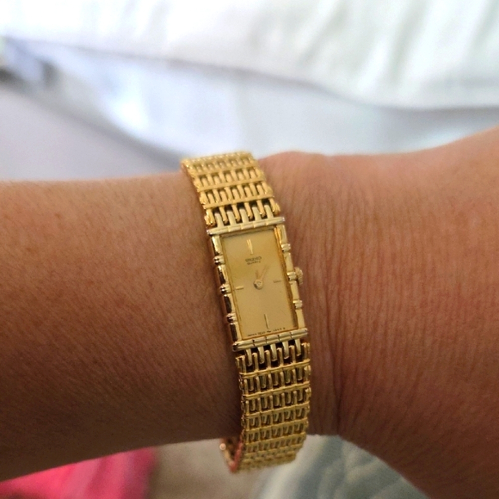 Vintage Seiko Gold-Tone Mesh Bracelet Timepiece. Needs Battery. Sold As is.